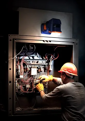 RHL-200 sobre un armario metálico, iluminando un trabajo eléctrico