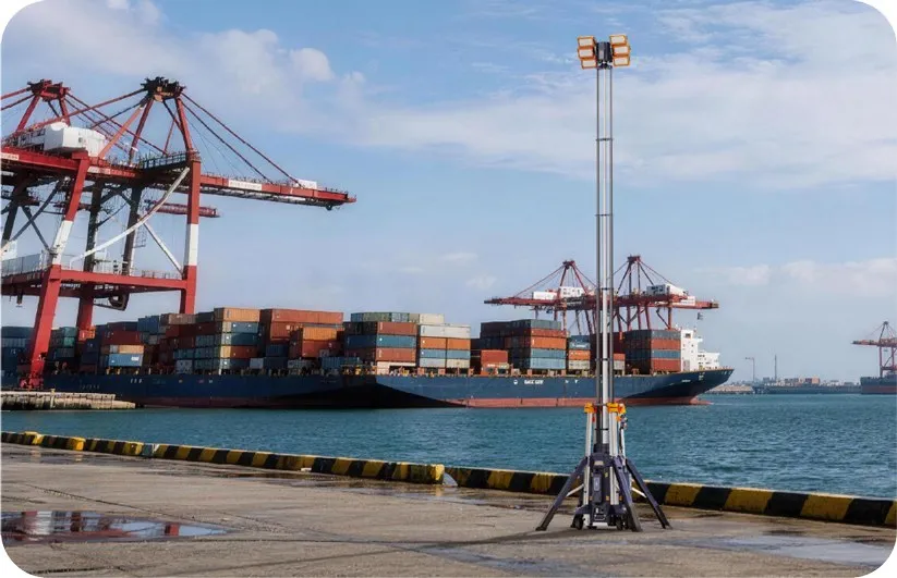 Torre de iluminación en el muelle de una terminal de contenedores